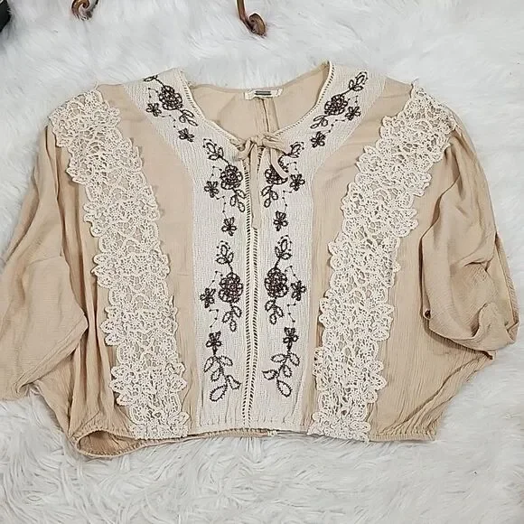 gimmicks Size M Lace & Embroidery Top - Picture 3 of 10
